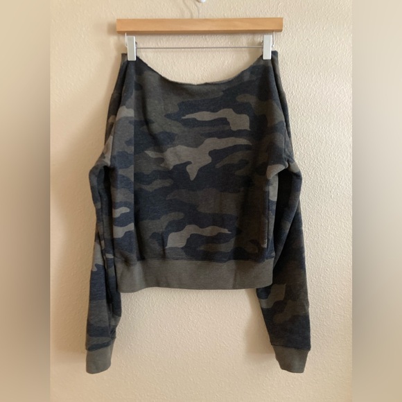 PINK Victoria’s Secret Camo Sweatshirt + Large Duffle Bag! - Picture 12 of 15